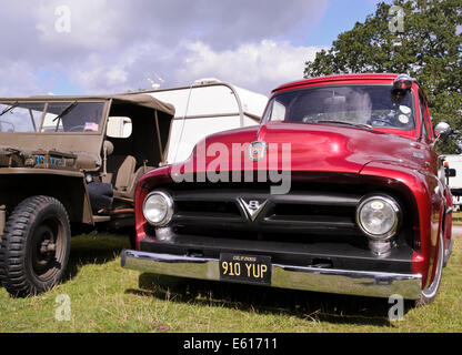 amerikanischen Ford f100 Pickup-Truck V8-Motor Stockfoto