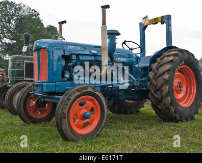 modifizierte Fordson großen v8 Zugmaschine bei Oldtimer-Traktor-show Stockfoto