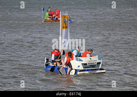 Swansea, Großbritannien. 10. August 2014. Die jährliche RNLI murmelt Raft Race in der Nähe von Swansea. Bildnachweis: Phil Rees/Alamy Live-Nachrichten Stockfoto