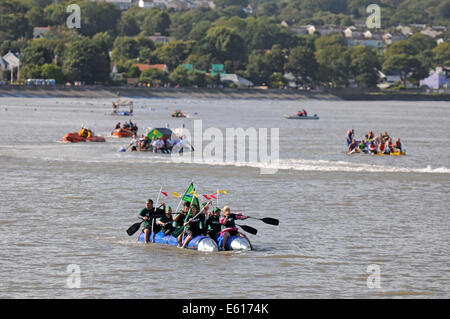 Swansea, Großbritannien. 10. August 2014. Die jährliche RNLI murmelt Raft Race in der Nähe von Swansea. Bildnachweis: Phil Rees/Alamy Live-Nachrichten Stockfoto