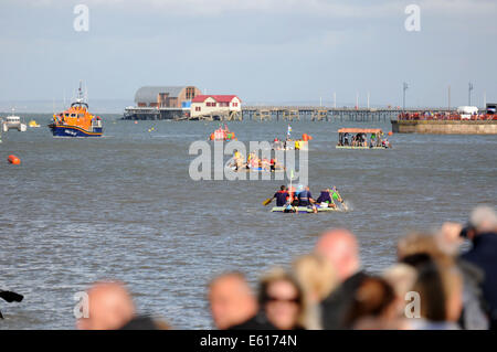 Swansea, Großbritannien. 10. August 2014. Die jährliche RNLI murmelt Raft Race in der Nähe von Swansea. Bildnachweis: Phil Rees/Alamy Live-Nachrichten Stockfoto