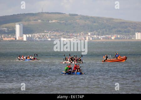 Swansea, Großbritannien. 10. August 2014. Die jährliche RNLI murmelt Raft Race in der Nähe von Swansea. Bildnachweis: Phil Rees/Alamy Live-Nachrichten Stockfoto