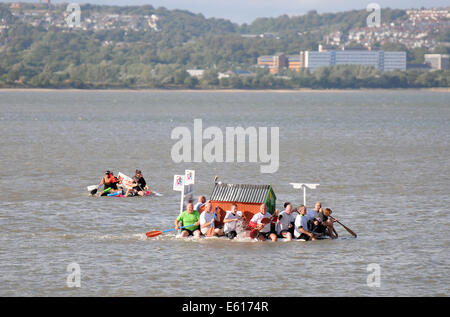 Swansea, Großbritannien. 10. August 2014. Walisischen Dichter Dylan Thomas schreiben Schuppen unter dem Motto Floß, die Teilnahme an der jährlichen RNLI murmelt Raft Race in der Nähe von Swansea. Bildnachweis: Phil Rees/Alamy Live-Nachrichten Stockfoto