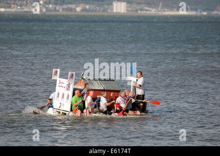 Swansea, Großbritannien. 10. August 2014. Walisischen Dichter Dylan Thomas schreiben Schuppen unter dem Motto Floß, die Teilnahme an der jährlichen RNLI murmelt Raft Race in der Nähe von Swansea. Bildnachweis: Phil Rees/Alamy Live-Nachrichten Stockfoto