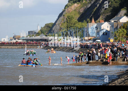 Swansea, Großbritannien. 10. August 2014. Die jährliche RNLI murmelt Raft Race in der Nähe von Swansea. Bildnachweis: Phil Rees/Alamy Live-Nachrichten Stockfoto