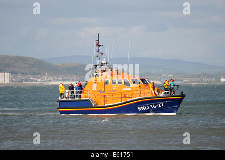 Swansea, Großbritannien. 10. August 2014. Die Mumbles Liefboat wacht über die jährliche RNLI murmelt Raft Race in der Nähe von Swansea. Bildnachweis: Phil Rees/Alamy Live-Nachrichten Stockfoto