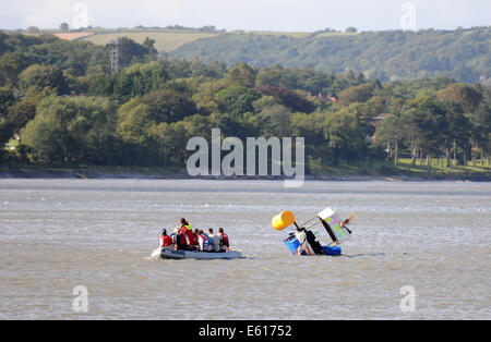 Swansea, Großbritannien. 10. August 2014. Während der jährlichen RNLI murmelt Raft Race in der Nähe von Swansea wird gekenterten Boot ans Ufer geschleppt. Bildnachweis: Phil Rees/Alamy Live-Nachrichten Stockfoto