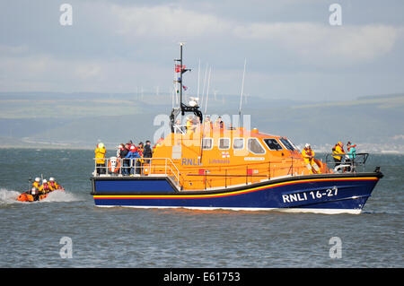 Swansea, Großbritannien. 10. August 2014. Die Mumbles Liefboat wacht über die jährliche RNLI murmelt Raft Race in der Nähe von Swansea. Bildnachweis: Phil Rees/Alamy Live-Nachrichten Stockfoto