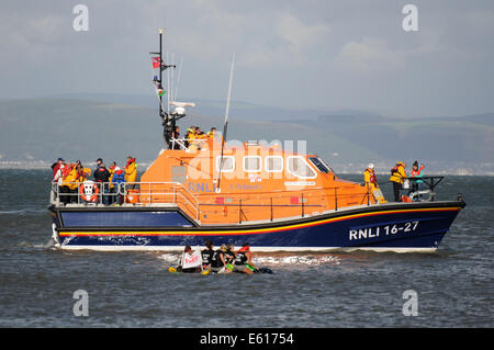 Swansea, Großbritannien. 10. August 2014. Die Mumbles Liefboat wacht über die jährliche RNLI murmelt Raft Race in der Nähe von Swansea. Bildnachweis: Phil Rees/Alamy Live-Nachrichten Stockfoto