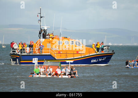 Swansea, Großbritannien. 10. August 2014. Die Mumbles Liefboat wacht über die jährliche RNLI murmelt Raft Race in der Nähe von Swansea. Bildnachweis: Phil Rees/Alamy Live-Nachrichten Stockfoto