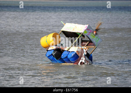 Swansea, Großbritannien. 10. August 2014. Während der jährlichen RNLI murmelt Raft Race in der Nähe von Swansea wird gekenterten Boot ans Ufer geschleppt. Bildnachweis: Phil Rees/Alamy Live-Nachrichten Stockfoto