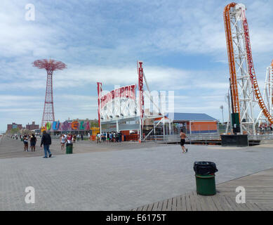 Coney Island, Brooklyn, New York, USA. 24. Juni 2014. Der Fallschirm springen (L) und die Achterbahn "Thunderbolt" 2014 an der Promenade von Brighton Beach auf Coney Island, Brooklyn, New York, USA, 24. Juni 2014 eröffnet. Foto: Alexandra Schuler/Dpa/Alamy Live News Stockfoto