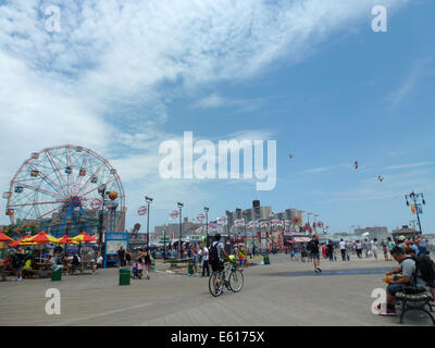 Coney Island, Brooklyn, New York, USA. 24. Juni 2014. Die Promenade im Vergnügungspark Luna Park von Brighton Beach auf Coney Island, Brooklyn, New York, USA, 24. Juni 2014. Foto: Alexandra Schuler/Dpa/Alamy Live News Stockfoto