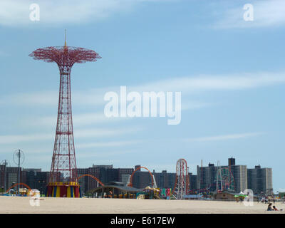 Der Fallschirm springen (L) und anderen Festplatz Fahrten stehen an der Strandpromenade von Brighton Beach auf Coney Island, New York, USA, 24. Juni 2014. Der Parachute Jump ist ein 80 Meter hohen roten Stahlturm mit einem Gewicht von 150 Tonnen. Ursprünglich es war Teil der New York World Ausstellung 1939 im Flushing Meadows Park und wurde von den Betreibern der Steeplechase Park wo es bis 1968 diente hier gebracht. Seit Juli 1977 der Turm ist eines der Wahrzeichen der Stadt und ist seit 1989 unter Denkmalschutz. Foto: Alexandra Schuler - Achtung! KEIN KABEL-SERVICE- Stockfoto