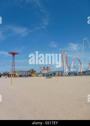 Der Fallschirm springen (L) und anderen Festplatz Fahrten stehen an der Strandpromenade von Brighton Beach auf Coney Island, New York, USA, 24. Juni 2014. Der Parachute Jump ist ein 80 Meter hohen roten Stahlturm mit einem Gewicht von 150 Tonnen. Ursprünglich es war Teil der New York World Ausstellung 1939 im Flushing Meadows Park und wurde von den Betreibern der Steeplechase Park wo es bis 1968 diente hier gebracht. Seit Juli 1977 der Turm ist eines der Wahrzeichen der Stadt und ist seit 1989 unter Denkmalschutz. Foto: Alexandra Schuler - Achtung! KEIN KABEL-SERVICE- Stockfoto