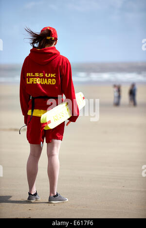 Ein Bademeister RLSS oder Royal Life Saving steht Uhr unweit vom Meer an einem Strand. Leben Wachen Hilfe im Wasser ertrinken zu verhindern. Stockfoto