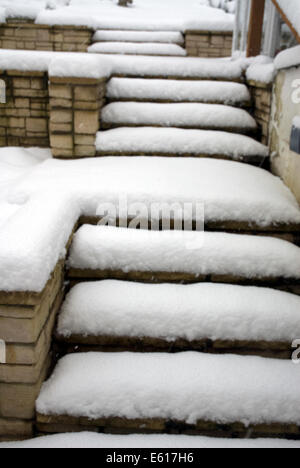 Schnee bedeckt die Schritte in einem vorstädtischen Garten hinter dem Haus, Winter 2013 Bath Spa Somerset England UK Stockfoto