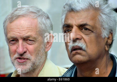 Jeremy Corbyn MP und Tariq Ali (Autor und Kommentator) auf die nationale Demonstration für Gaza, London, 9. August 2014 Stockfoto