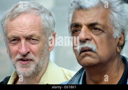 Jeremy Corbyn MP und Tariq Ali (Autor und Kommentator) auf die nationale Demonstration für Gaza, London, 9. August 2014 Stockfoto