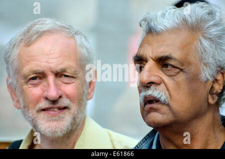 Jeremy Corbyn MP und Tariq Ali (linke Briten pakistanischer Schriftsteller und Sender) im März für Gaza, London, 9. August 2014 Stockfoto