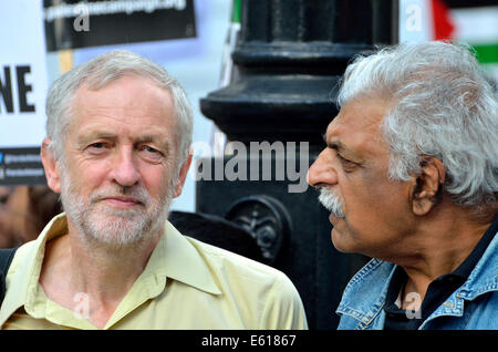 Jeremy Corbyn MP und Tariq Ali (linke Briten pakistanischer Schriftsteller und Sender) im März für Gaza, London, 9. August 2014 Stockfoto