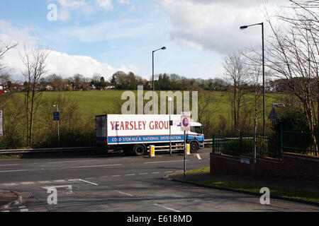 Eine Yearsley Gruppe LKW Reisen entlang der A23-Straße in Coulsdon, Surrey, England Stockfoto