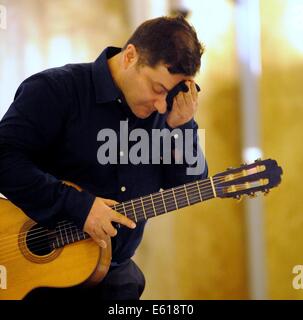 Brno, Tschechische Republik. 10. August 2014. US-amerikanischer Gitarrist Kevin Gallagher führt bei der Eröffnung der internationalen Gitarrenfestival und Kurse in Brno, Tschechische Republik, 10. August 2014. Bildnachweis: Igor Zehl/CTK Foto/Alamy Live-Nachrichten Stockfoto