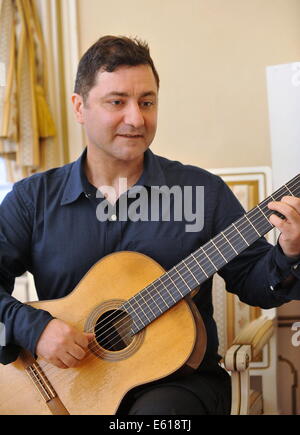 Brno, Tschechische Republik. 10. August 2014. US-amerikanischer Gitarrist Kevin Gallagher führt bei der Eröffnung der internationalen Gitarrenfestival und Kurse in Brno, Tschechische Republik, 10. August 2014. Bildnachweis: Igor Zehl/CTK Foto/Alamy Live-Nachrichten Stockfoto