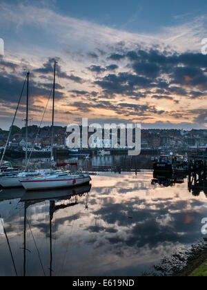 Sonnenuntergang Whitby Innenhafen, North Yorkshire Stockfoto