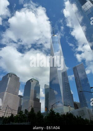 Wolken-Spiegel an der Fassade des One World Trade Center (WTC 1) Büro-Hochhaus, früher bekannt als der Freedom Tower befindet sich angrenzend zu der World Financial Center (WFC) (L) in New York City, USA, 20. August 2014. Auf der Website auch bekannt als Ground Zero, das sah die Zerstörung des World Trade Center in den Terroranschlag am 11. September 2001, wurde das WTC 1 Hochhaus gebaut. Das Gebäude, das seit 2006 im Bau gewesen ist das höchste Hochhaus in den Vereinigten Staaten, 541,3 Meter. Foto: Alexandra Schuler/Dpa - Nr. Drähte SERVICE-