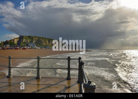 Hastings. East Sussex. VEREINIGTES KÖNIGREICH. 11. August 2014. UK-Wetter: Gewitter über das Seebad Hastings. Obwohl die Reste der Hurrikan Bertha vergangen waren, wurde viel des Vereinigten Königreichs noch nassen und windigen Wetter erleben. Bildnachweis: Parkerphotography / Alamy Live News Stockfoto