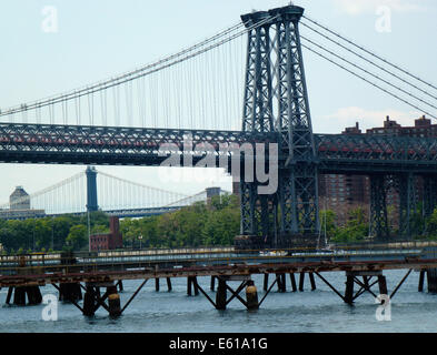 New York City, USA. 22. Juni 2014. Die Williamsburg Bridge erstreckt sich über den East River zwischen Manhattan und Brooklyn in New York City, USA, 22. Juni 2014. Die Hängebrücke wurde im Jahr 1903 eröffnet und verbindet die Bezirke von der Lower East Side von Manhattan und Williamsburg in Brooklyn. Foto: Alexandra Schuler/Dpa - Nr. Drähte SERVICE-/ Dpa/Alamy Live News Stockfoto