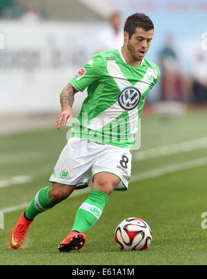 Wolfsburg, Deutschland. 10. August 2014. Wolfsburgs Vieirinha spielt den Ball während der Fußball-Testspiel VfL Wolfsburg Vs Atletico Madrid im Volkswagenarena in Wolfsburg, Deutschland, 10. August 2014. Foto: Ronny Hartmann/Dpa/Alamy Live News Stockfoto