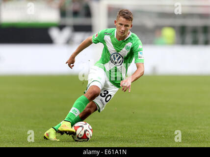 Wolfsburg, Deutschland. 10. August 2014. Wolfsburgs Paul Seguin spielt den Ball während der Fußball-Testspiel VfL Wolfsburg Vs Atletico Madrid am Volkswagenarena in Wolfsburg, Deutschland, 10. August 2014. Foto: Ronny Hartmann/Dpa/Alamy Live News Stockfoto