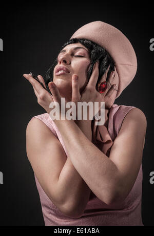 erregte Frau mit 60er Jahre Mode Stockfoto