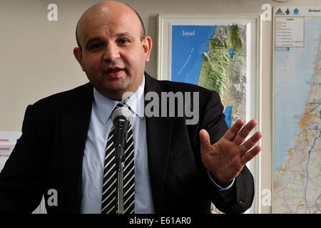 Jerusalem, Israel. 11. August 2014. Dr. MUDAR ZAHRAN, jordanische geboren palästinensischen Zivilgesellschaft Führer, Schriftsteller und politischer Aktivist für die Förderung von alternativer Lösungen für den israelischen palästinensischen Konflikt in Jordanien verfolgt und verurteilt zu lebenslanger Haft verurteilt, erhielt politisches Asyl in Großbritannien, informiert die Presse; 'Dieser Krieg weiter bis der jordanische König, Katar und der Hamas öffentlich Ägyptens Sisi in irrelevant beweisen'. Bildnachweis: Nir Alon/Alamy Live-Nachrichten Stockfoto