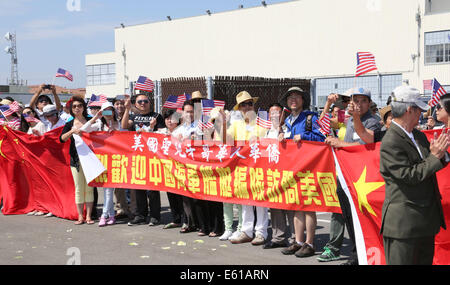 San Diego, USA. 10. August 2014. Lokale chinesischen begrüßen eine chinesische Flotte am Naval Base San Diego, USA, 10. August 2014. Die chinesische Flotte, Zerstörer Haikou, Raketen Fregatte Yueyang und Versorgungsschiff Qiandaohu, mit einem Schiff getragen Hubschrauber und mehr als 700 Soldaten und Offiziere, darunter kamen am Naval Base San Diego am Sonntag für einen fünftägigen Besuch nach seinem Debüt in der weltweit größten maritimen militärischen Drill. © Shao Longfei/Xinhua/Alamy Live-Nachrichten Stockfoto