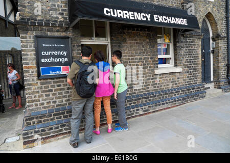 Chinesische Touristen immer Geld in der Wechselstube Travelex in der Nähe von Tower of London, UK KATHY DEWITT Stockfoto