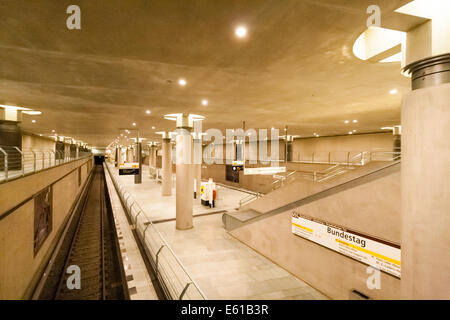 Die Berliner U-Bahn (von "Untergrundbahn", was bedeutet "Untergrundbahn") ist eine s-Bahn in Berlin, Deutschland Stockfoto