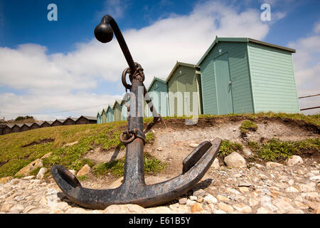 UK England, Dorset, Charmouth, alten eisernen Anker vor Strandhütten Stockfoto