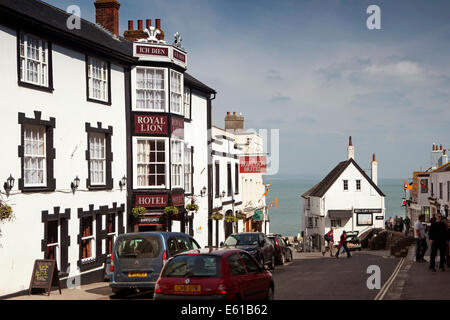 UK England, Dorset, Lyme Regis. Breite Straße, Royal Lion Hotel, historischen Gasthaus Stockfoto