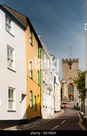 UK England, Dorset, Lyme Regis. Monmouth Straße zur Pfarrkirche St. Michael Stockfoto