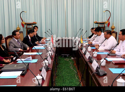 Nay Pyi Taw, Myanmar. 11. August 2014. Myanmar Außenminister U Wunna Maung Lwin (2. R) trifft sich mit chinesischen Außenminister Wang Yi (2 L) in Nay Pyi Taw, Myanmar, 11. August 2014. © U Aung/Xinhua/Alamy Live-Nachrichten Stockfoto