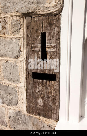 UK England, Dorset, Lyme Regis. Coombe Street, Steckbox in Mauer der alten Postamt Stockfoto