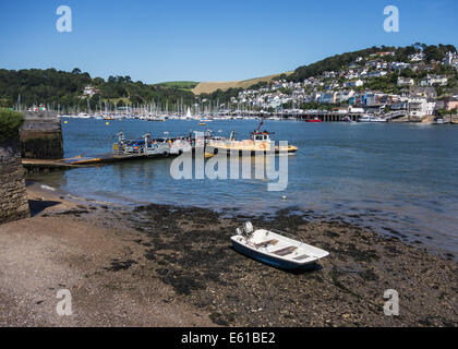 Die Menschen an Bord der Autofähre in Dartmouth, Devon, England. Wenn das Gerät bereit ist die Fähre nach Kingswear. Ein sehr englischen Szene. Stockfoto