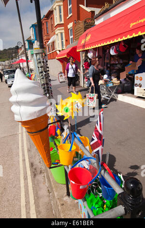 UK England, Dorset, Lyme Regis. Marine Parade, Souvenir Shop Riesen Eistüte Stockfoto