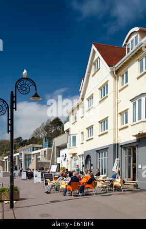 UK England, Dorset, Lyme Regis. Marine Parade, Café Kunden saßen in der Sonne Stockfoto