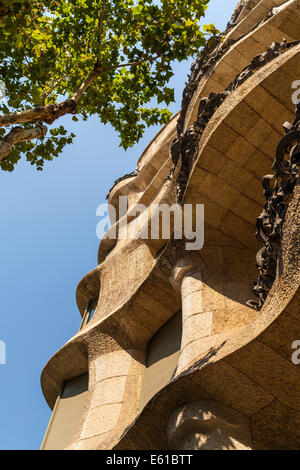 Äußere La Pedrera (Steinbruch) oder Casa Milà absolviert eine wellige Appartementhaus im Jahr 1910 von Antoni Gaudi. JMH6286 Stockfoto