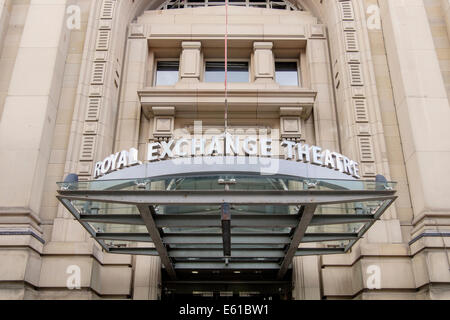 Schild mit Namen über dem Eingang Eingang zum Royal Exchange Theatre in Manchester, England, UK, Großbritannien Stockfoto