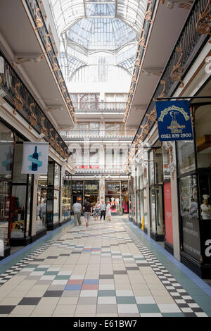 Viktorianischen Einkaufspassage, abgedeckt durch ein Glasdach. Barton Arcade, Deansgate, Manchester, England, UK, Großbritannien Stockfoto